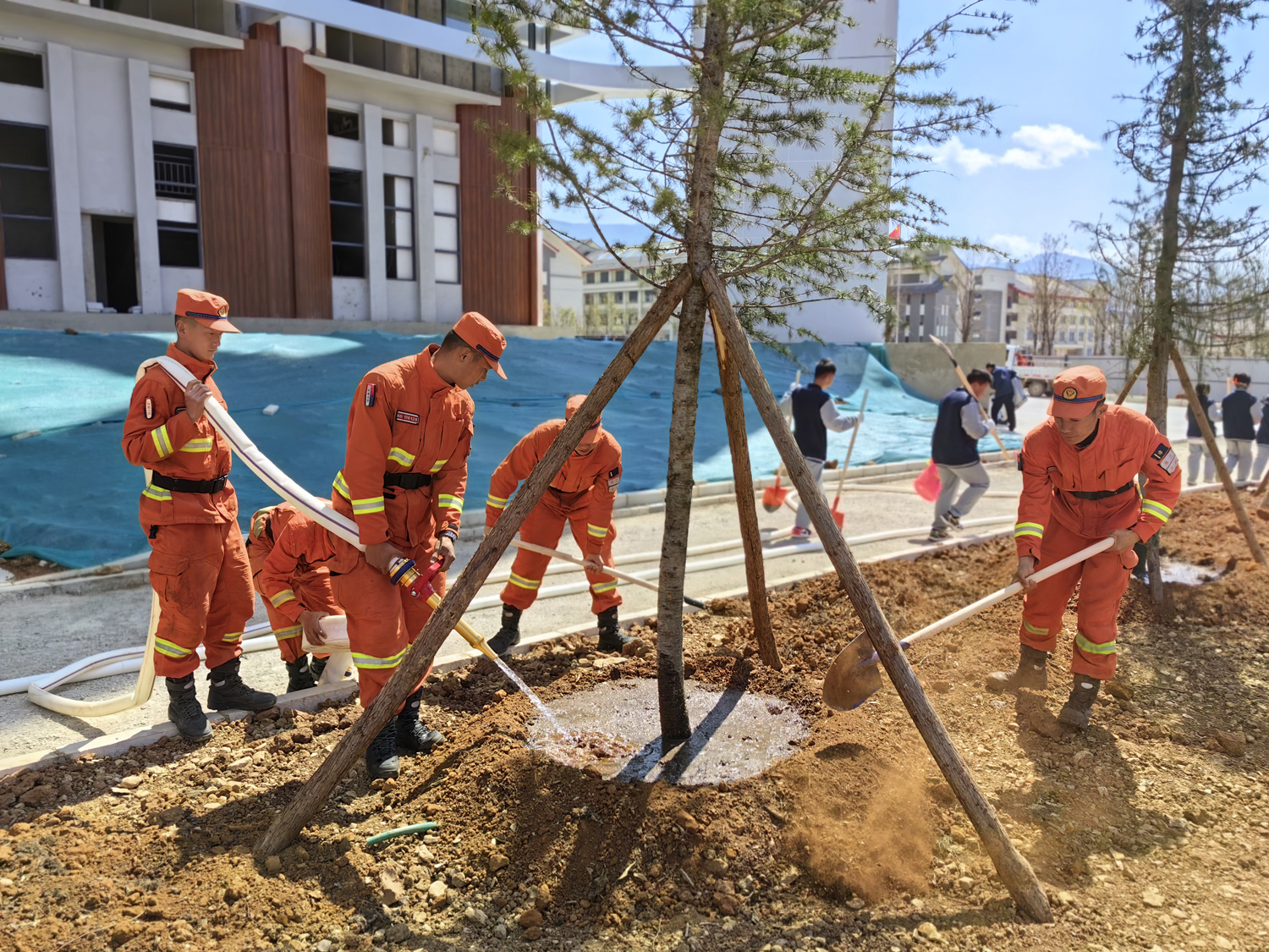 圖為消防員開(kāi)展義務(wù)植樹(shù)。保奇攝