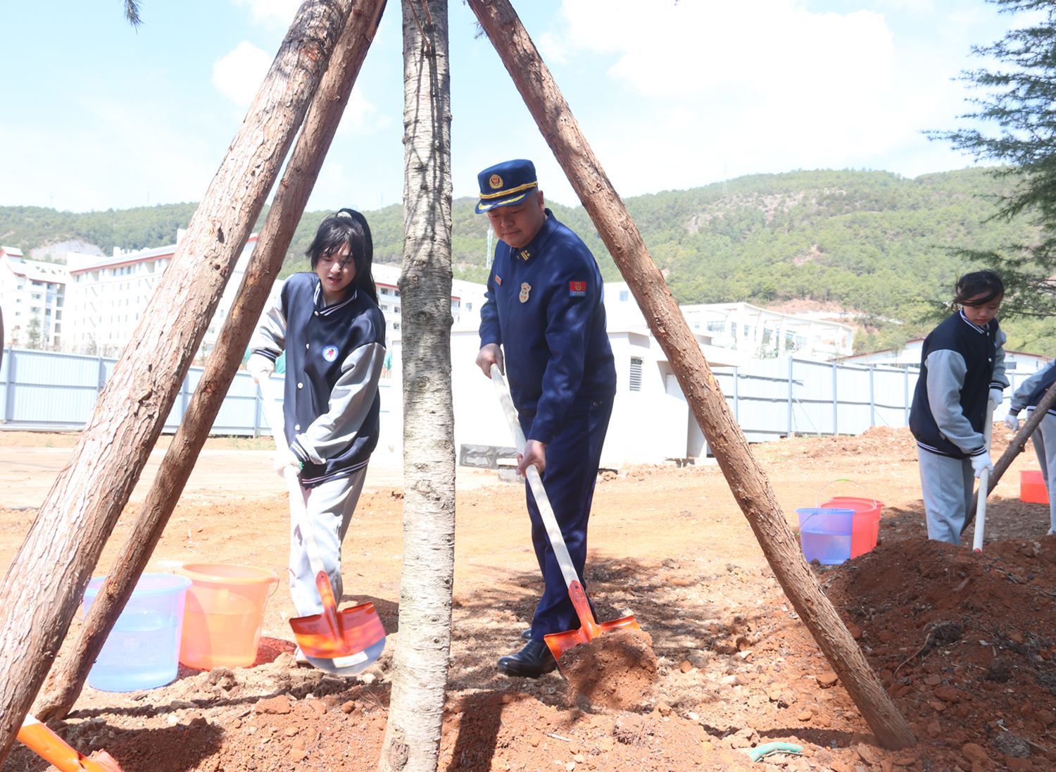 圖為和學(xué)生共同植樹(shù)。木曉東攝