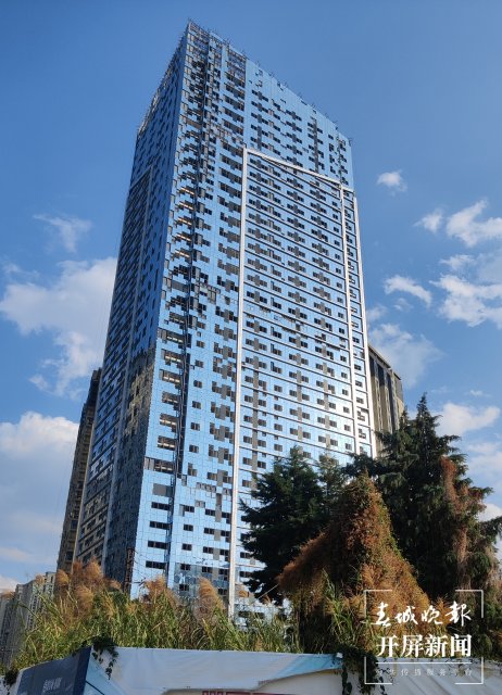 延期一年仍未交房急壞業(yè)主！俊寓公寓3月復工是否可期？（顏媛 實習生 施春麗 攝）