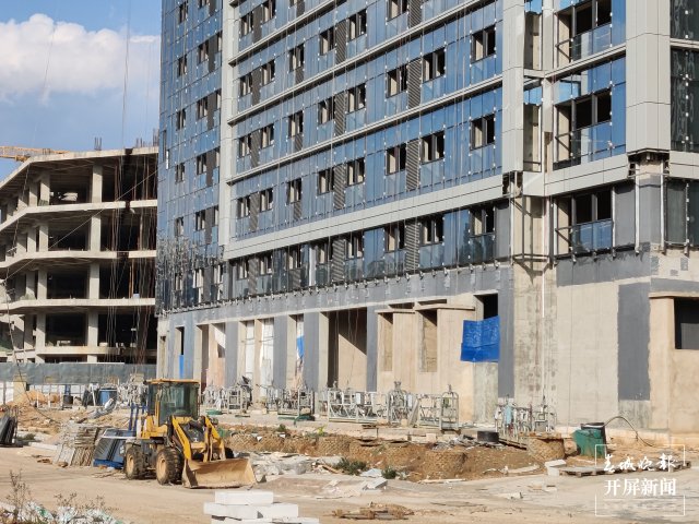 延期一年仍未交房急壞業(yè)主！俊寓公寓3月復工是否可期？（顏媛 實習生 施春麗 攝）