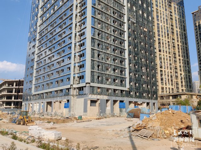 延期一年仍未交房急壞業(yè)主！俊寓公寓3月復工是否可期？（顏媛 實習生 施春麗 攝）