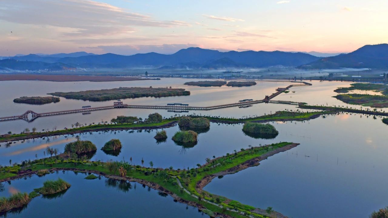 治理后的異龍湖，水質(zhì)達(dá)到國家地表水V類水質(zhì)標(biāo)準(zhǔn)（高旭 攝）.jpg