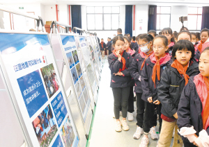 學(xué)生觀看滇池保護(hù)治理宣傳展板。記者劉凱達(dá)攝 