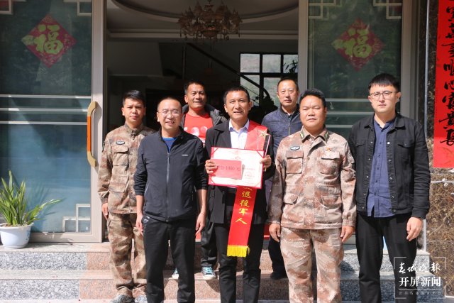 （昆滇傳內(nèi)容）致敬最美退役軍人！喜報(bào)送到家中 (2).JPG