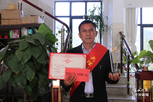 （昆滇傳內(nèi)容）致敬最美退役軍人！喜報(bào)送到家中 (1).JPG