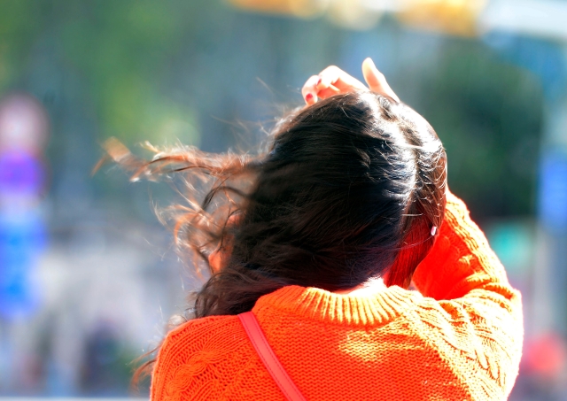 大風(fēng)卷起長(zhǎng)發(fā) 本報(bào)記者 翟劍 攝