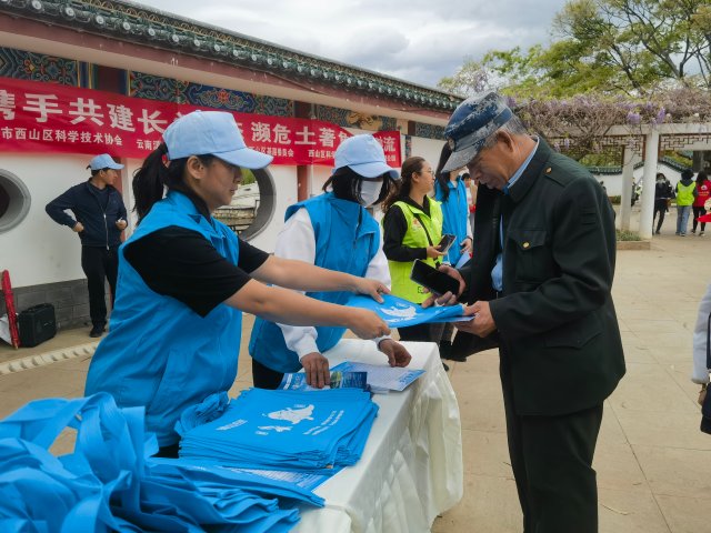 8000余尾滇池金線鲃放流昆明滇池