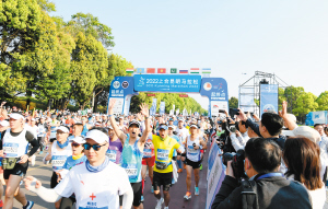 2022上合昆明馬拉松在滇池湖畔的海埂會(huì)堂鳴槍起跑。 記者楊艷輝攝 .jpeg