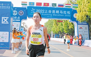 云南姑娘羅霞獲半程馬拉松女子組冠軍。