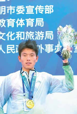 云南選手賀應(yīng)兵獲半程馬拉松男子組冠軍。 