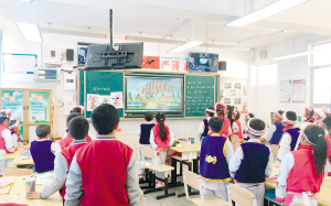 觀音山中心學校的學生觀看直播互動課堂。西山區(qū)電教館供圖 