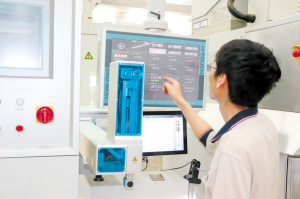 工人查看卷包生產情況。記者王琳攝