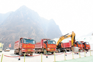 烏東德翻壩轉運交通基礎設施項目開工建設。 記者楊艷輝攝