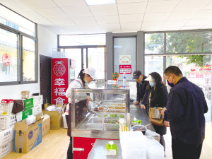 小區(qū)改造后增設(shè)幸福食堂。記者王恩國(guó)攝