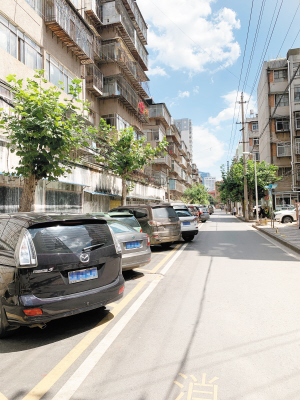 改造后的老舊小區(qū)，車(chē)輛停放整齊。新聞里社區(qū)供圖