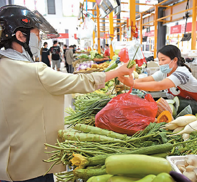 安徽省淮南市通過“智慧菜市場(chǎng)”建設(shè)，打造15分鐘便民生活圈，解決好新城區(qū)群眾買菜難、老城區(qū)菜市場(chǎng)環(huán)境差等問題。圖為市民在干凈、整潔的高新區(qū)鄰里中心農(nóng)貿(mào)市場(chǎng)買菜。  陳 彬攝（人民圖片）