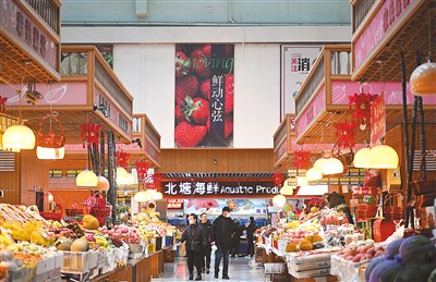 位于天津市濱海新區(qū)的中新天津生態(tài)城積極推進(jìn)一刻鐘便民生活圈建設(shè)，服務(wù)基本民生，暢通城市經(jīng)濟(jì)微循環(huán)。圖為居民在中新天津生態(tài)城第三社區(qū)中心菜市場(chǎng)內(nèi)選購食材。  新華社記者 趙子碩攝