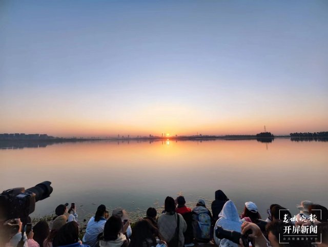 西山、滇池日出（開屏新聞袁熙 攝）