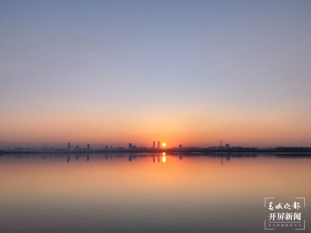 西山、滇池日出（開屏新聞袁熙 攝）