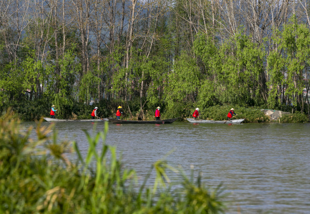 守護(hù)滇池三十余載！致敬巾幗打撈隊(duì)2.jpg