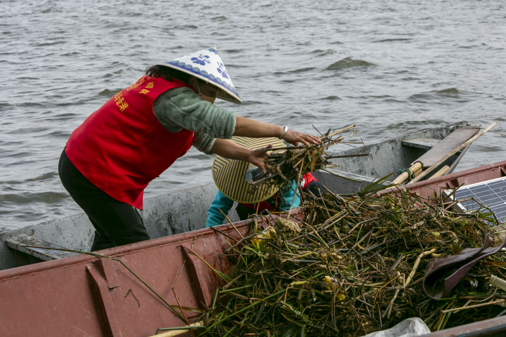 守護(hù)滇池三十余載！致敬巾幗打撈隊(duì)7.jpg