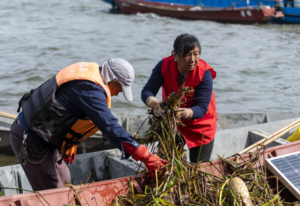 守護(hù)滇池三十余載！致敬巾幗打撈隊(duì)6.jpg