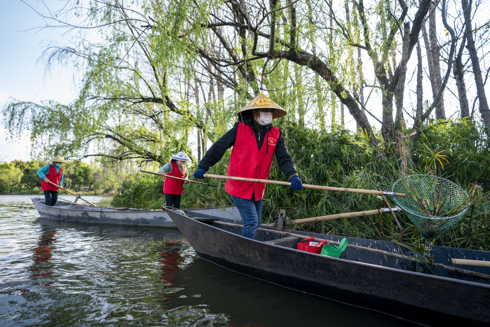 守護(hù)滇池三十余載！致敬巾幗打撈隊(duì)9.jpg