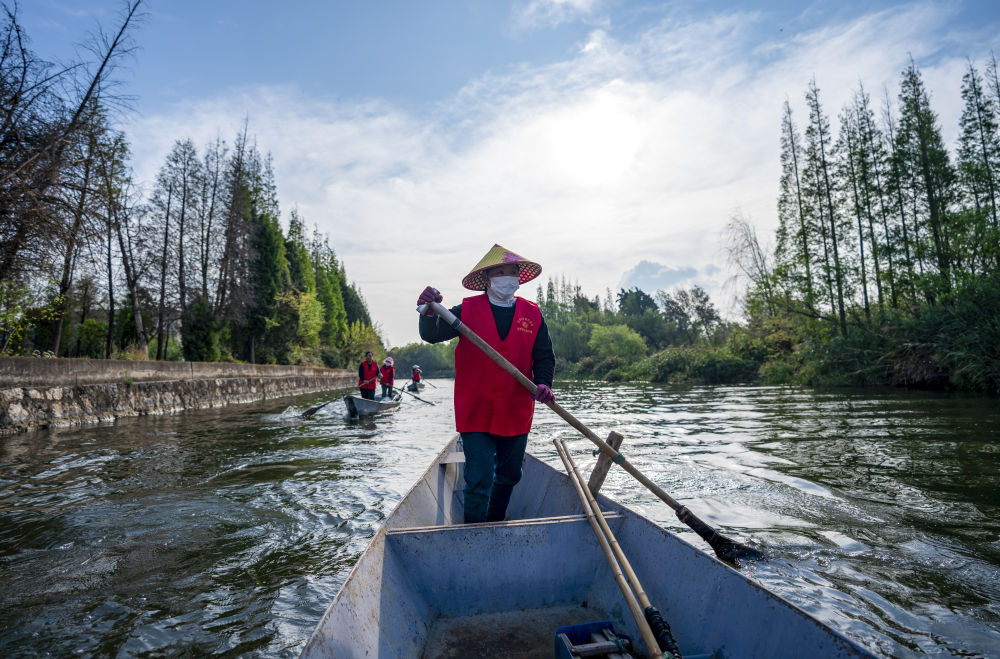 守護(hù)滇池三十余載！致敬巾幗打撈隊(duì)5.jpg