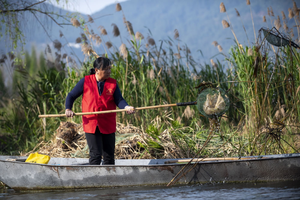 守護(hù)滇池三十余載！致敬巾幗打撈隊(duì)17.jpg