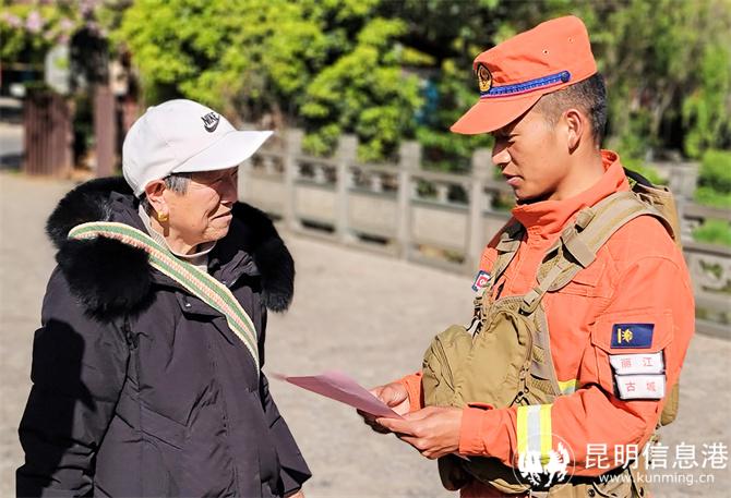 圖為消防員為入山群眾講解宣傳消防知識