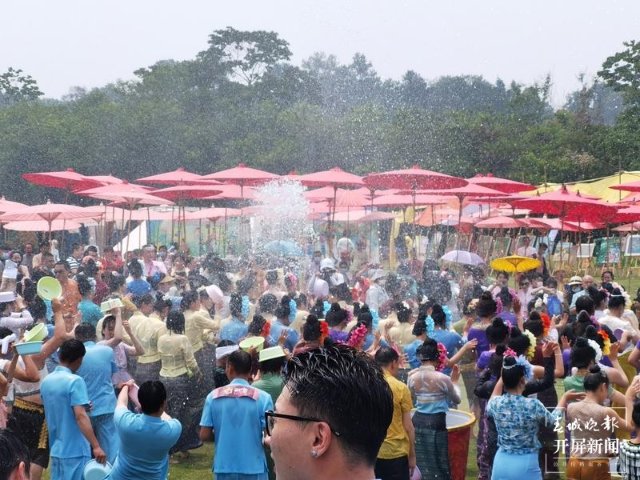 西雙版納線上歡度潑水節(jié) 春城晚報-開屏新聞 李久紅攝影報道2.jpg