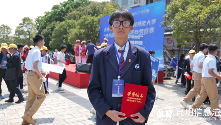 網(wǎng)店運(yùn)營(yíng)賽項(xiàng)一等獎(jiǎng)獲得者之一大理州財(cái)貿(mào)學(xué)校學(xué)生候蒼源