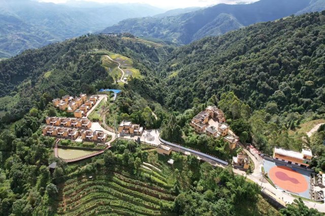 煥然一新的拉祜寨 (1).jpg