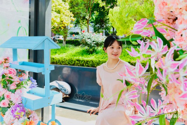 哇，這是“小仙女專列”嗎？昆明斗南有一個鮮花公交站臺?。堄畹?攝）