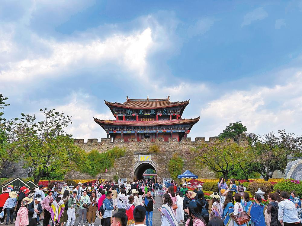 春節(jié)以來，大理旅游市場熱度持續(xù)上升，民宿訂單不斷，店鋪人聲鼎沸，景區(qū)游人如織。本報記者 王毅 攝