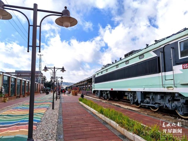 一下火車就是本地味道：當?shù)靥柗Q扛把子的“餌塊”（蔣瓊波 攝）