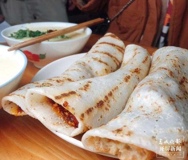 一下火車就是本地味道：當?shù)靥柗Q扛把子的“餌塊”（蔣瓊波 攝）