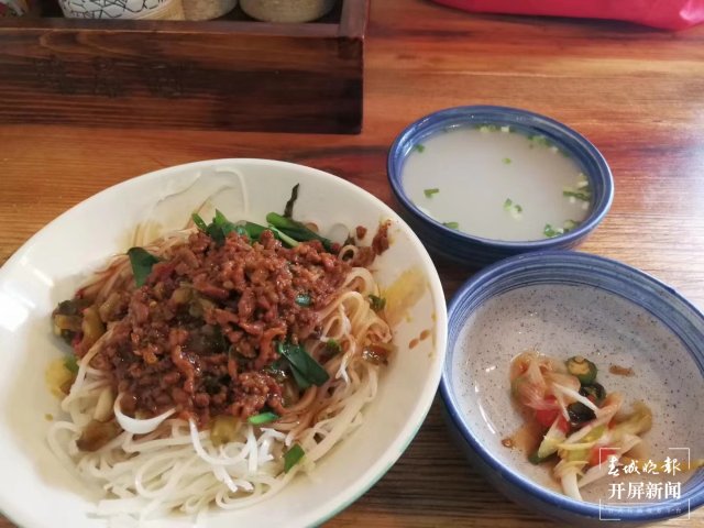 一下火車就是本地味道：當?shù)靥柗Q扛把子的“餌塊”（蔣瓊波 攝）