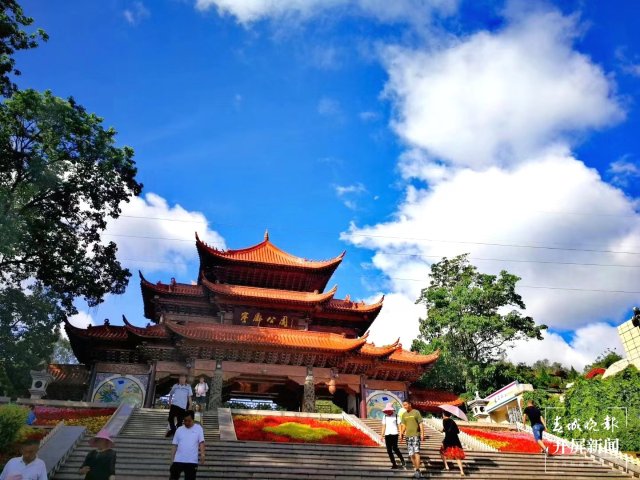 一下火車就是本地味道：當?shù)靥柗Q扛把子的“餌塊”（蔣瓊波 攝）