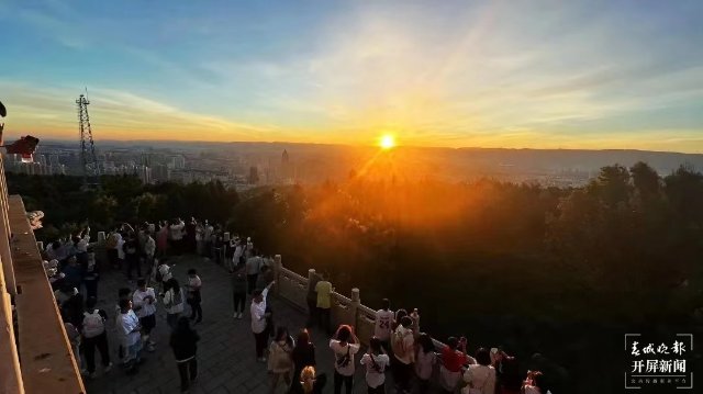 一下火車就是本地味道：當?shù)靥柗Q扛把子的“餌塊”（蔣瓊波 攝）