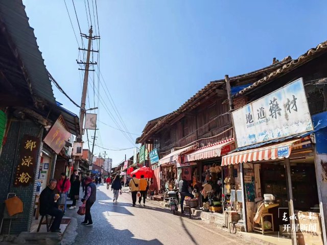 一下火車就是本地味道：當?shù)靥柗Q扛把子的“餌塊”（蔣瓊波 攝）