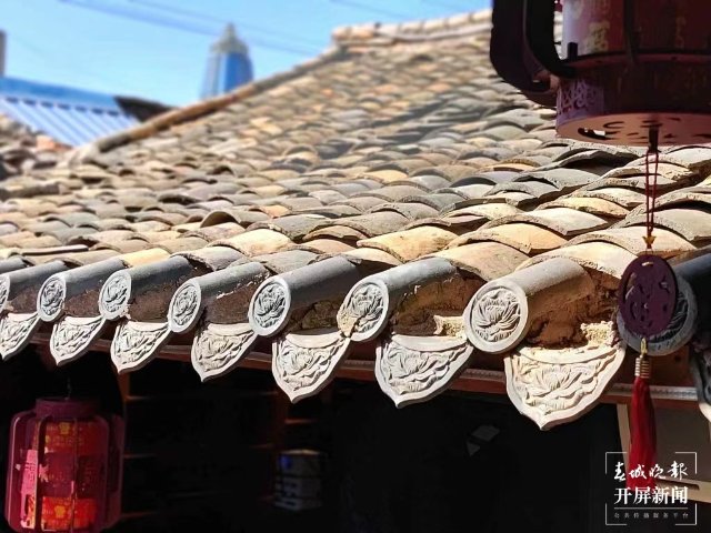 一下火車就是本地味道：當?shù)靥柗Q扛把子的“餌塊”（蔣瓊波 攝）