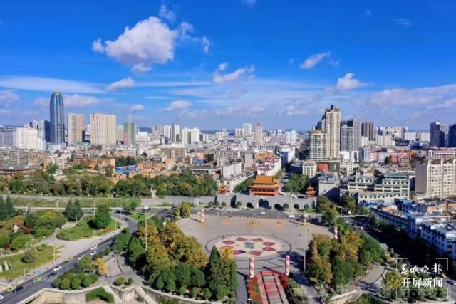 一下火車就是本地味道：當?shù)靥柗Q扛把子的“餌塊”（蔣瓊波 攝）