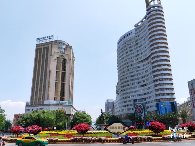 一下火車就是本地味道：當?shù)靥柗Q扛把子的“餌塊”（蔣瓊波 攝）