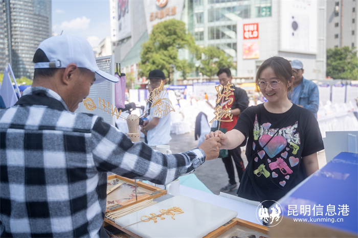 文創(chuàng)區(qū)糖畫 （昆明信息港 王竣彥）