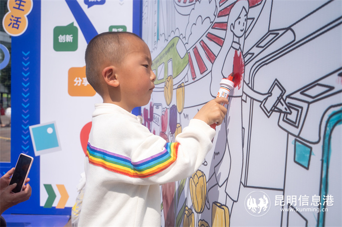 小朋友涂抹涂鴉墻(昆明信息港 王竣彥) 小朋友涂抹涂鴉墻(昆明信息港 王竣彥)