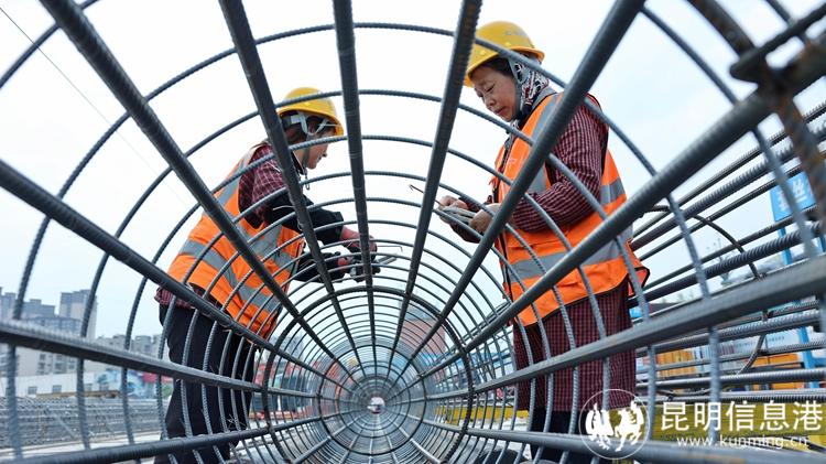 4月30日，中建七局西南公司云南省腫瘤醫(yī)院癌癥中心建設(shè)項(xiàng)目的工友們，正在綁扎鋼筋。 (3)