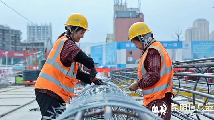 5月1日，中建七局西南公司云南省腫瘤醫(yī)院癌癥中心建設(shè)項(xiàng)目的工友們，正在綁扎鋼筋。 (4)