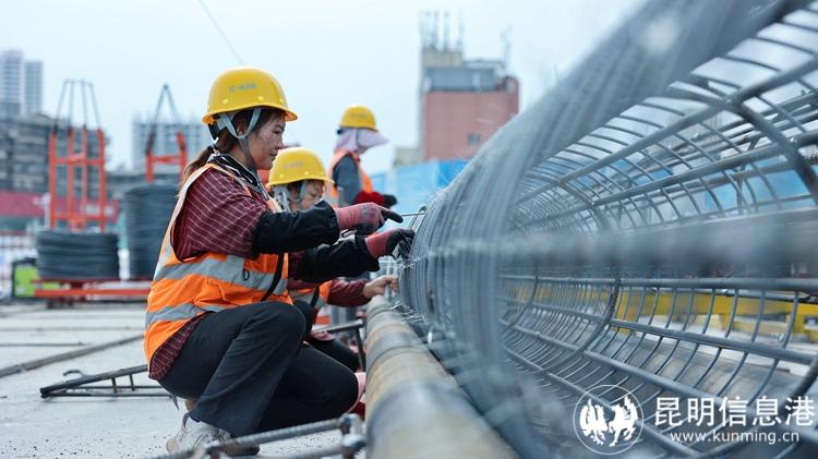 5月1日，中建七局西南公司云南省腫瘤醫(yī)院癌癥中心建設(shè)項(xiàng)目的工友們，正在綁扎鋼筋。 (1)