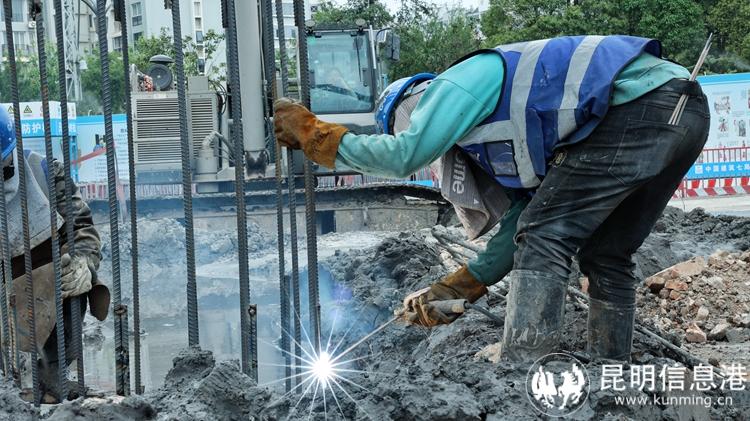 5月1日，中建七局西南公司云南省腫瘤醫(yī)院癌癥中心建設(shè)項(xiàng)目的建筑工人們正在焊接鋼筋籠。 (2)